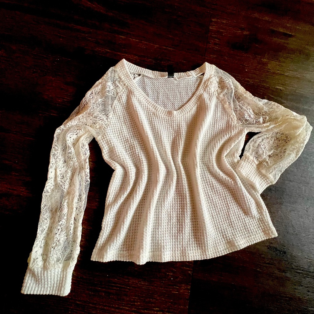 White waffle print long sleeve shirt with lace sleeves- brand new never worn